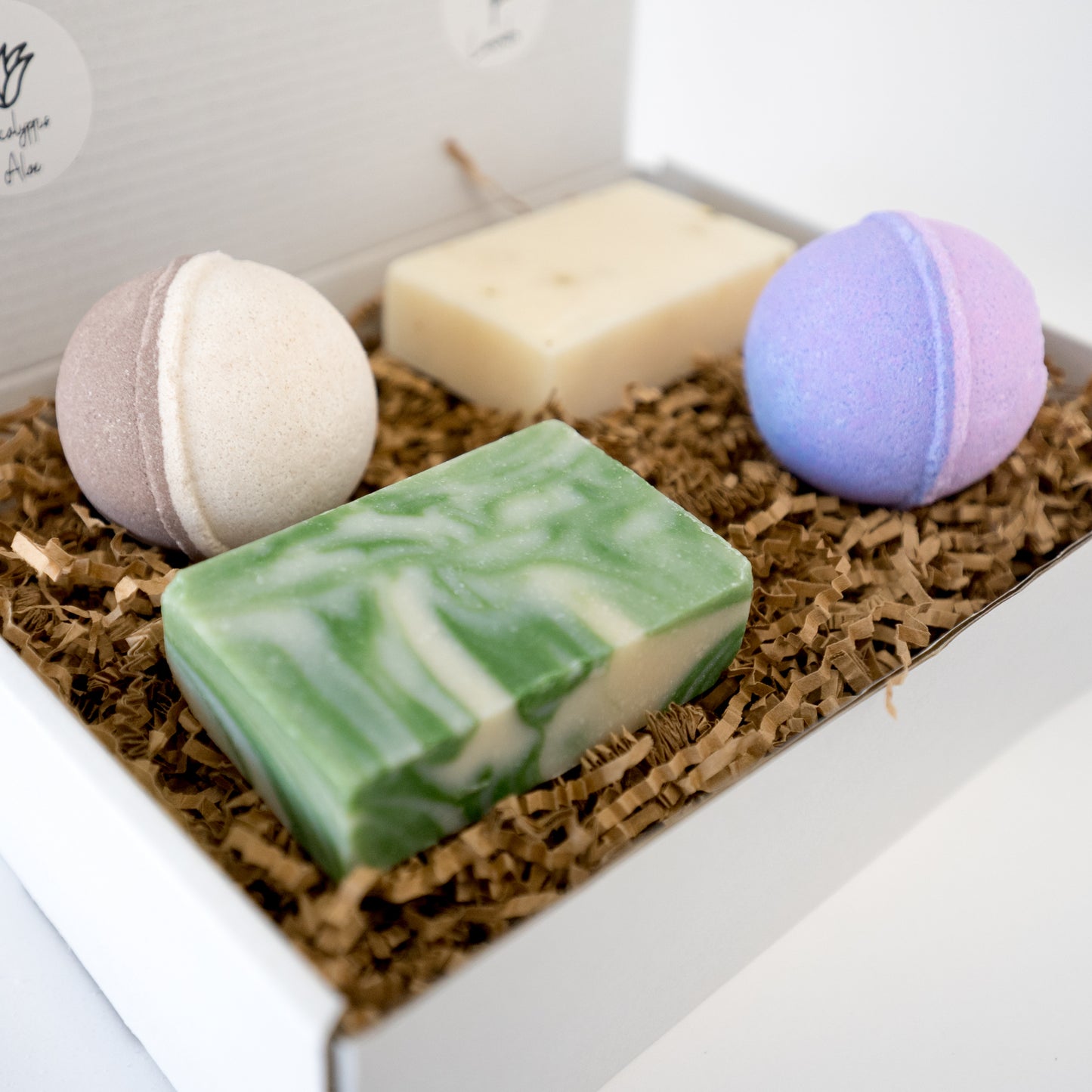 Mixed Suds Box (2 Soap Bars & 2 Bath Bombs)